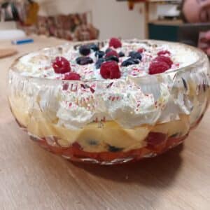 Le "trifle" - dessert décilieux britannique. Apprendre l'anglais tout en créant un dessert délicieux à manger en famille.